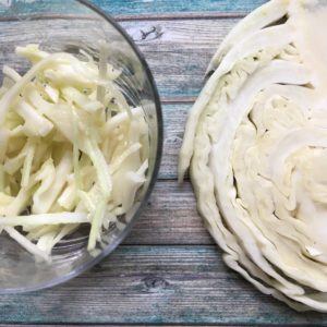 Chou blanc émincé avec de l'huile, du vinaigre, de la moutarde