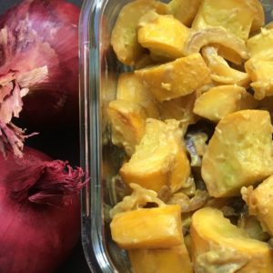 Plat de courgettes poêlées au curry et 2 oignons rouges