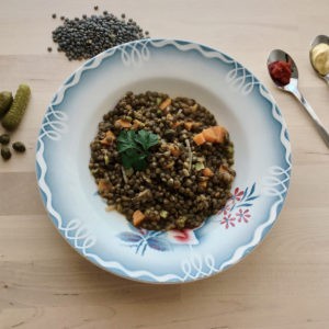Salade de lentilles, carottes, cornichons, câpres, moutarde et tomate concentrée