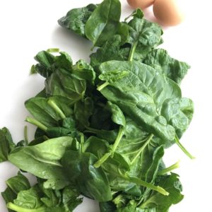 Épinards frais et oeufs