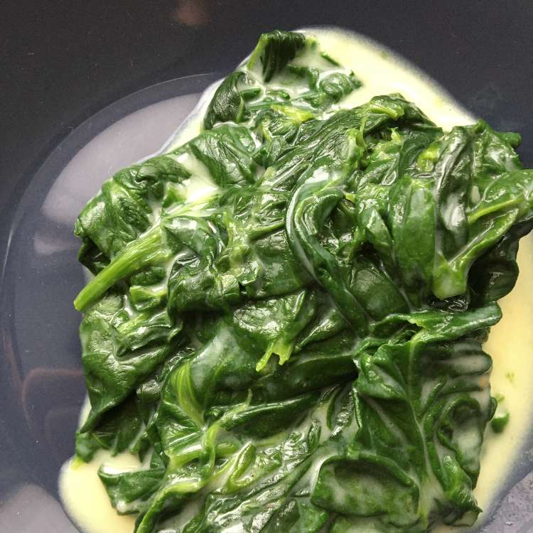 Épinards à la sauce blanche légère