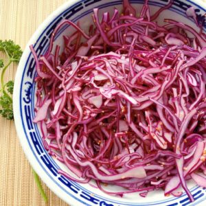 Salade de chou rouge vinaigrette.