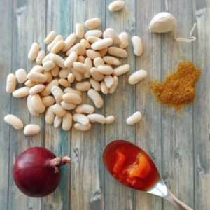 Haricots blancs secs et ail, curry en poudre, oignon, tomate
