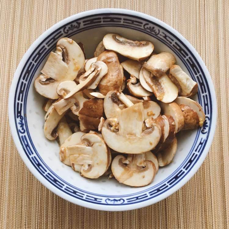 Salade de champignons à la sauce soja.