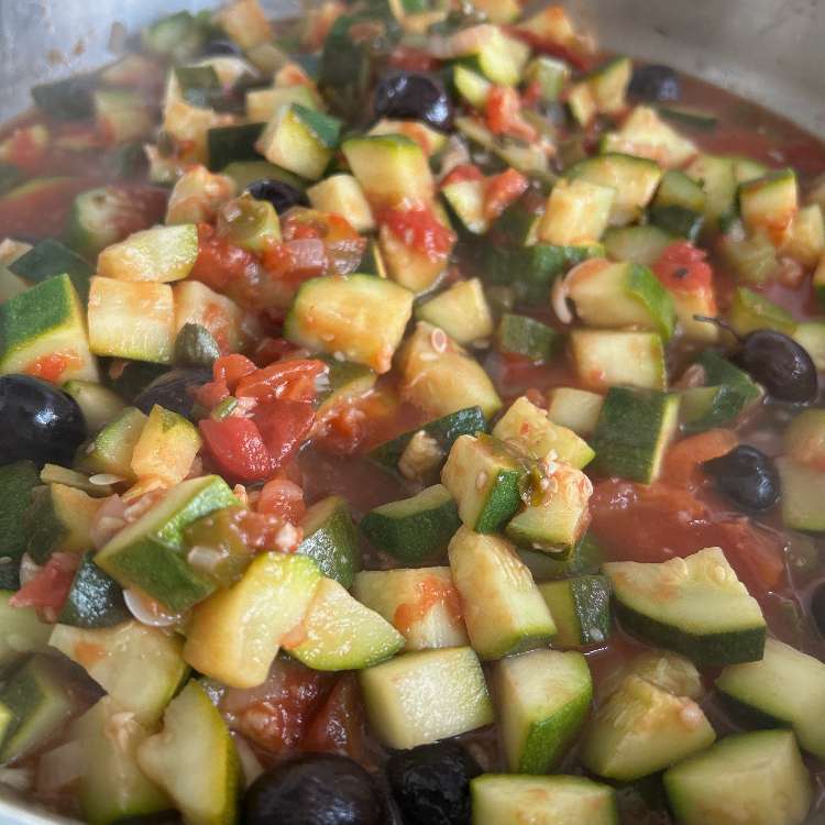 Courgettes aux tomates, olives et câpres