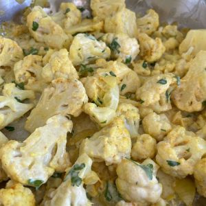 Ajout de curry et yaourt et persil sur chou-fleur